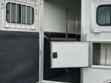 2020 Lakota Colt AC829 horse trailer with Living Quarters