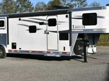 2019 Lakota 8311RKLQ 3 Horse Trailer with 11′ Short Wall‼️