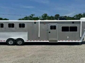 2006 Featherlite LQ 4 Horse Trailer with 12′ Short Wall