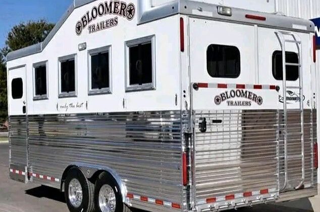 2012 Bloomer Bloomer 4 Horse Bumper Pull Opposite Load