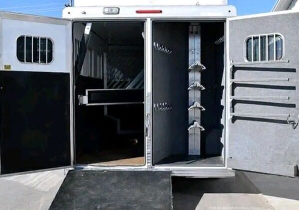 2012 Merhow Verylite 3 Horse Gooseneck Trailer Warmblood