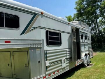 2004~4Star 3 horse 12′ living quarters horse trailer.