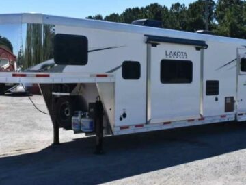 2022 Lakota Charger 8315SRB 3 Horse Trailer with 15′ Short Wall