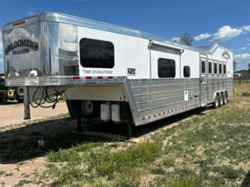 2023 Bloomer 5 horse side load with big rear tack!