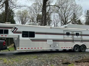 2003 4 star 2 horse trailer (warmblood) with living quarters.