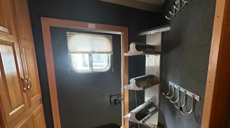 2003 4 star 2 horse trailer (warmblood) with living quarters.